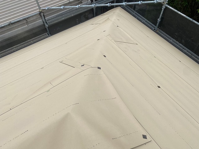 スレート屋根から横暖ルーフを使った屋根カバー工事を行いました！川口市屋根カバー工事　横暖ルーフαｓ　ニチハ　センタールーフ　スレートボロボロ　ガルバリウム鋼板　